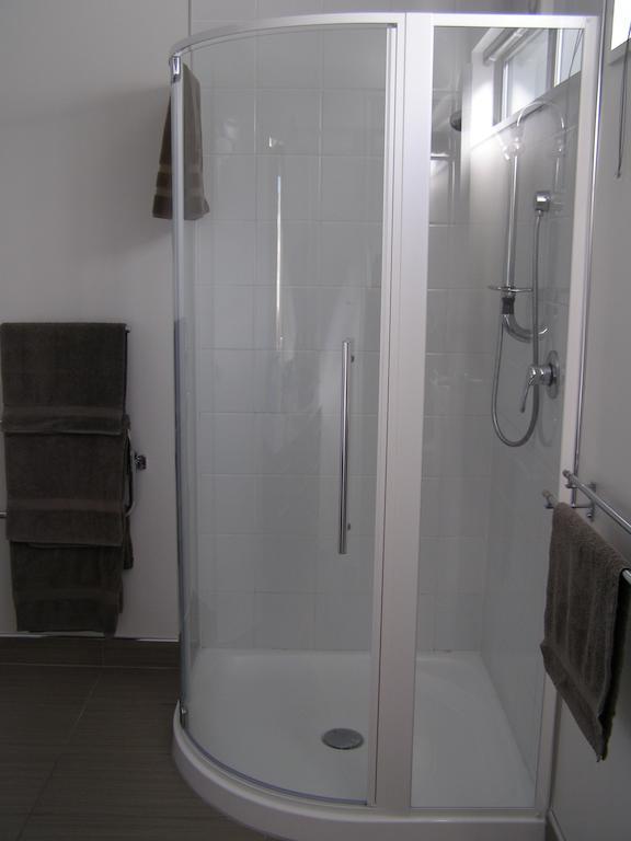 Bellano Motel Suites Крайстчерч Номер фото A shower enclosure