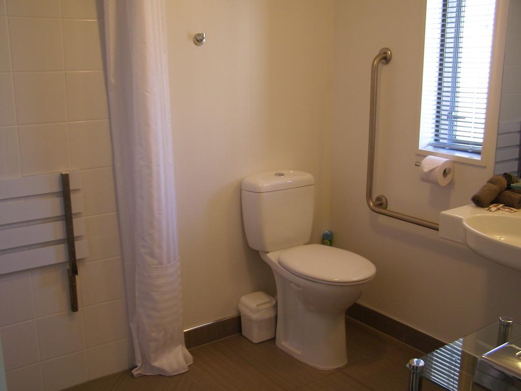 Bellano Motel Suites Крайстчерч Номер фото A bathroom in a hotel