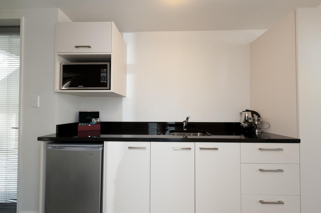 Bellano Motel Suites Крайстчерч Номер фото A kitchenette in a hotel