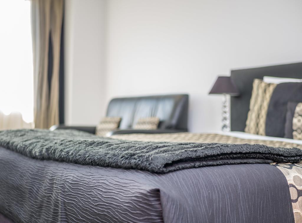 Bellano Motel Suites Крайстчерч Екстер'єр фото A bed with a throw