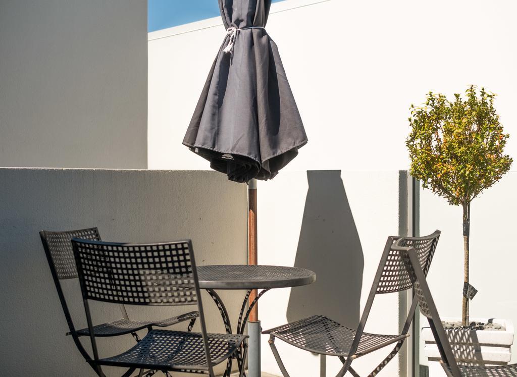 Bellano Motel Suites Крайстчерч Екстер'єр фото A patio set