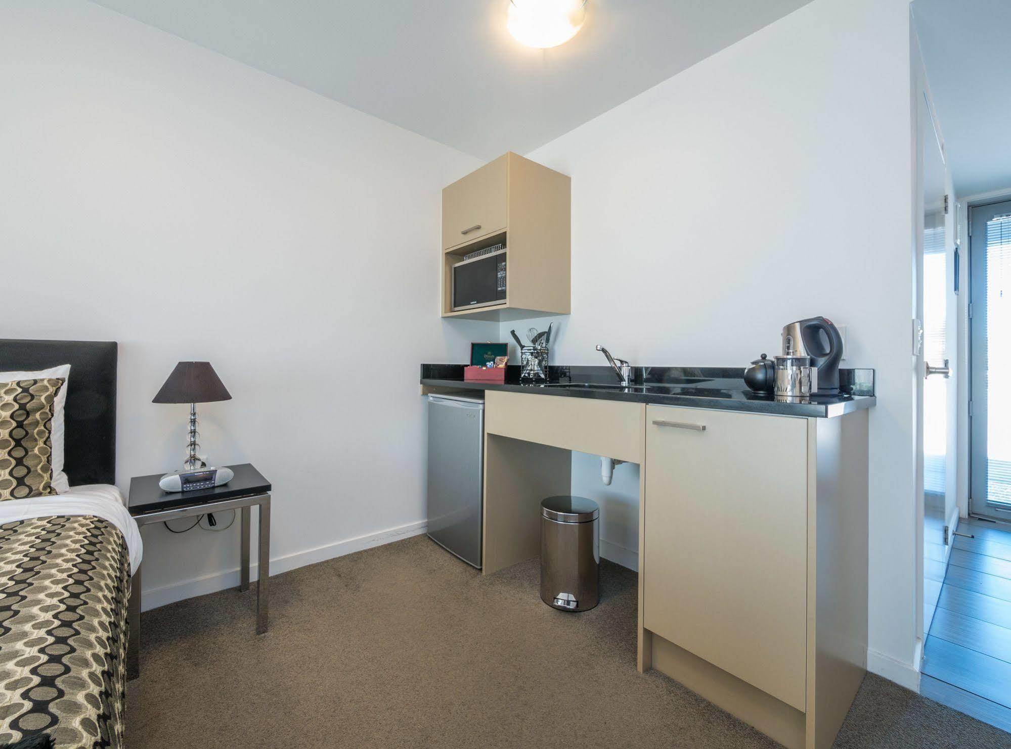 Bellano Motel Suites Крайстчерч Екстер'єр фото A kitchenette in a studio apartment