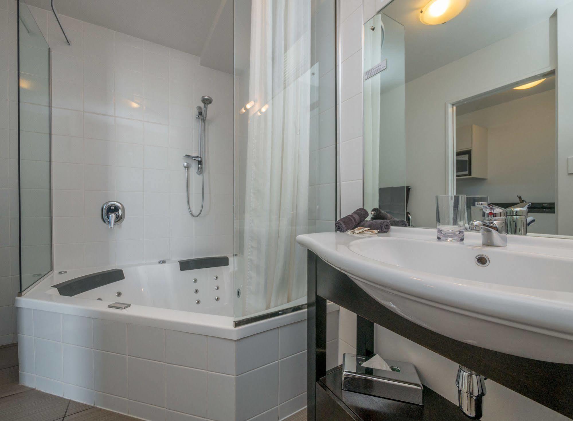 Bellano Motel Suites Крайстчерч Екстер'єр фото A shower bath