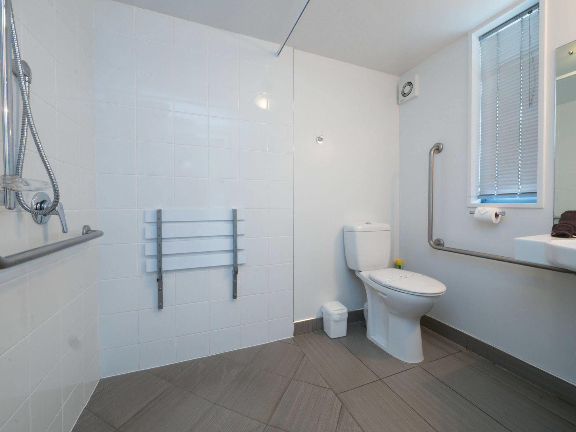 Bellano Motel Suites Крайстчерч Екстер'єр фото A wet room