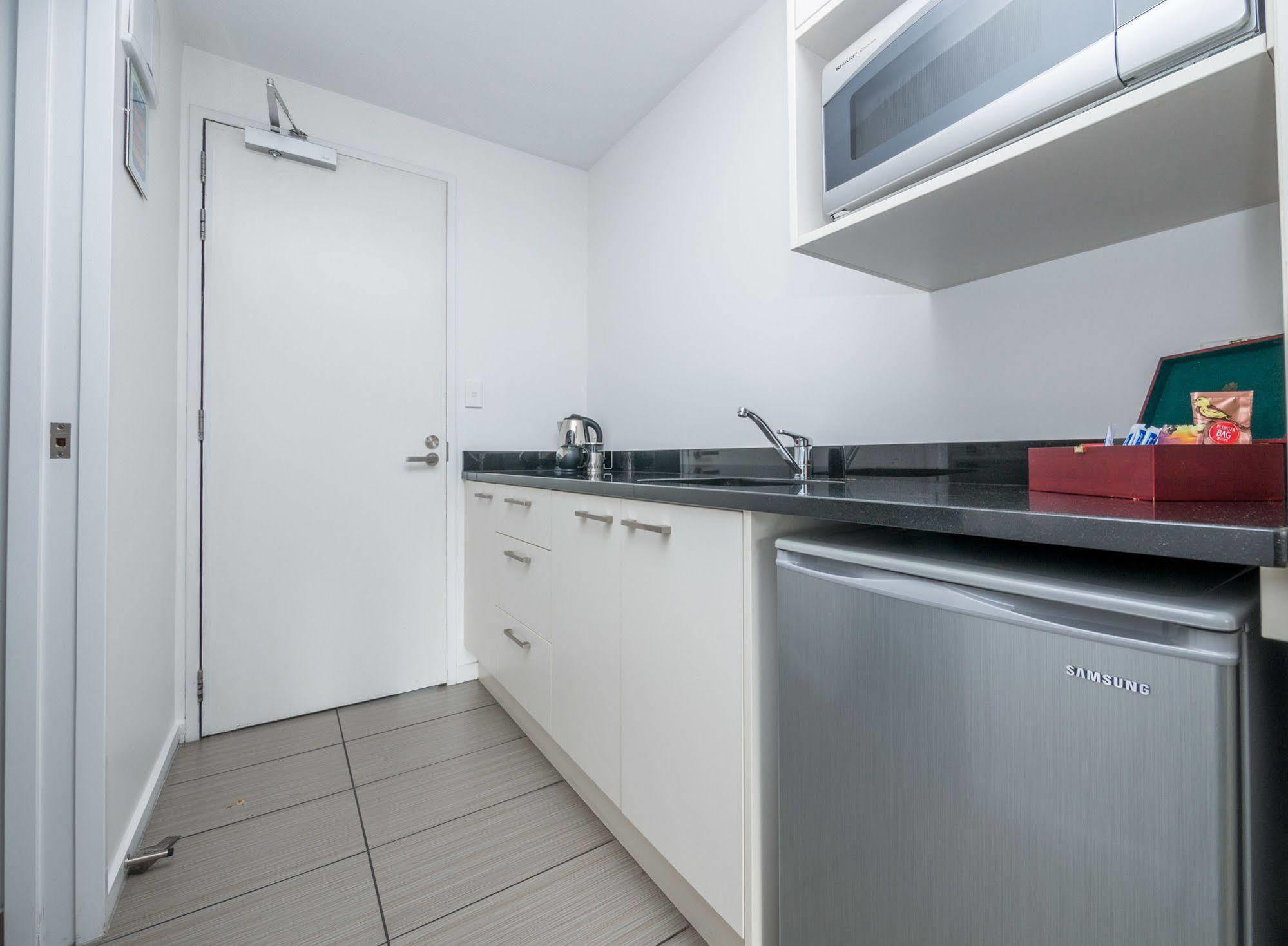 Bellano Motel Suites Крайстчерч Екстер'єр фото A kitchenette in a hotel room