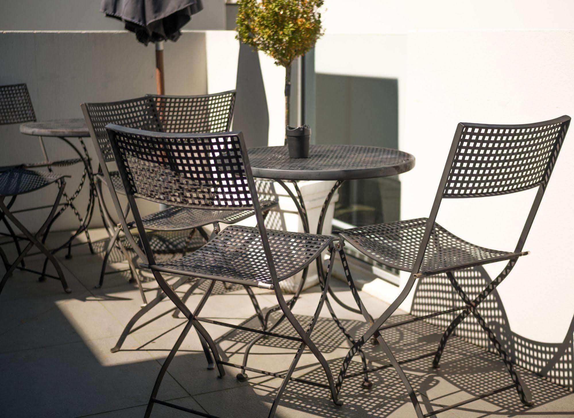 Bellano Motel Suites Крайстчерч Екстер'єр фото Bistro set